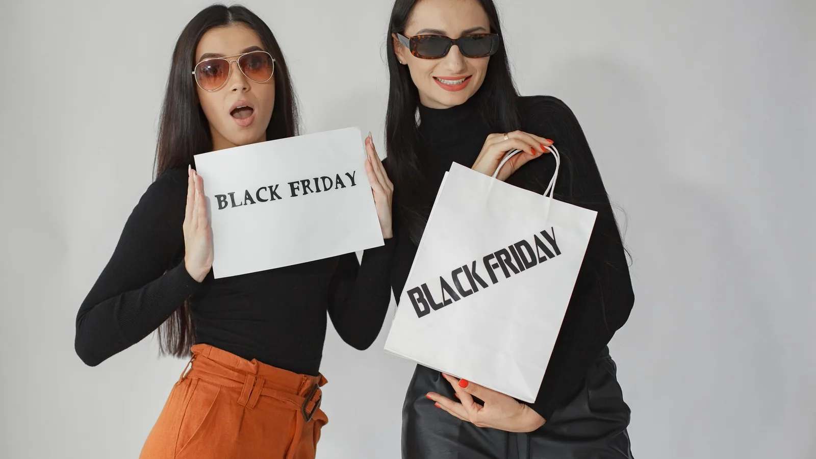 Aparelho auditivo sendo ajustado por profissional de saúde auditiva em uma clínica, representando avaliação antes da compra na Black Friday.