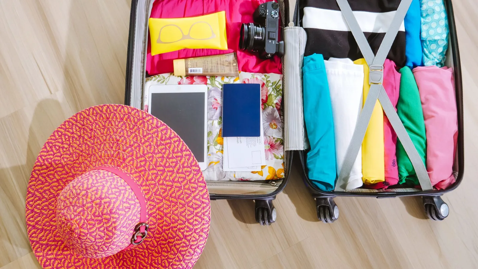 Aparelho auditivo em estojo de viagem sobre mesa com passaporte e mala