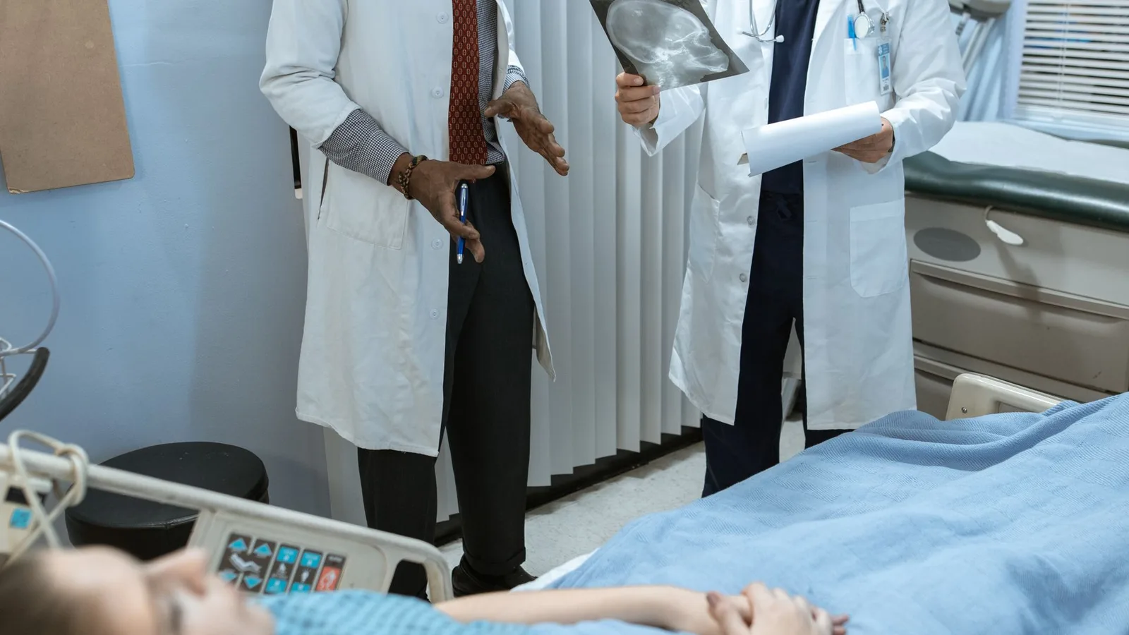 Homem maduro fazendo checkup auditivo com fonoaudiólogo em clínica durante o Novembro Azul