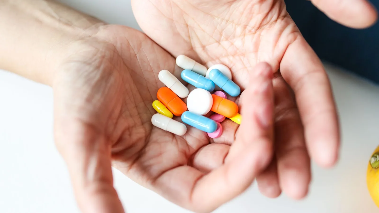 Idosa conversando com médico sobre medicamentos que podem prejudicar a audição, em consultório