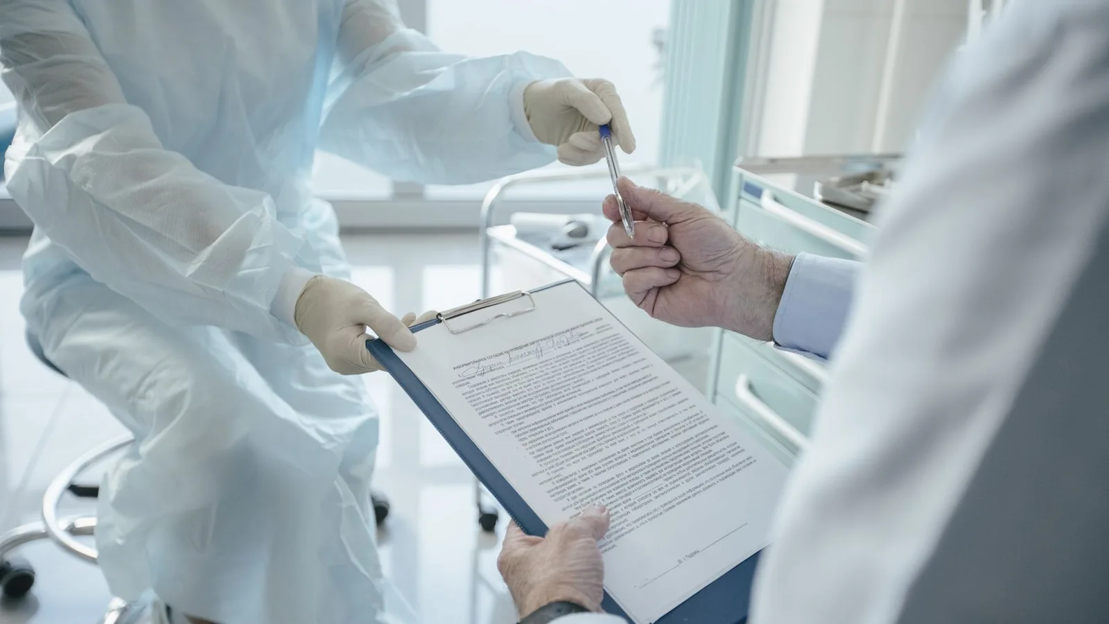 Motorista de meia-idade em exame médico de perícia para renovação da CNH em clínica credenciada