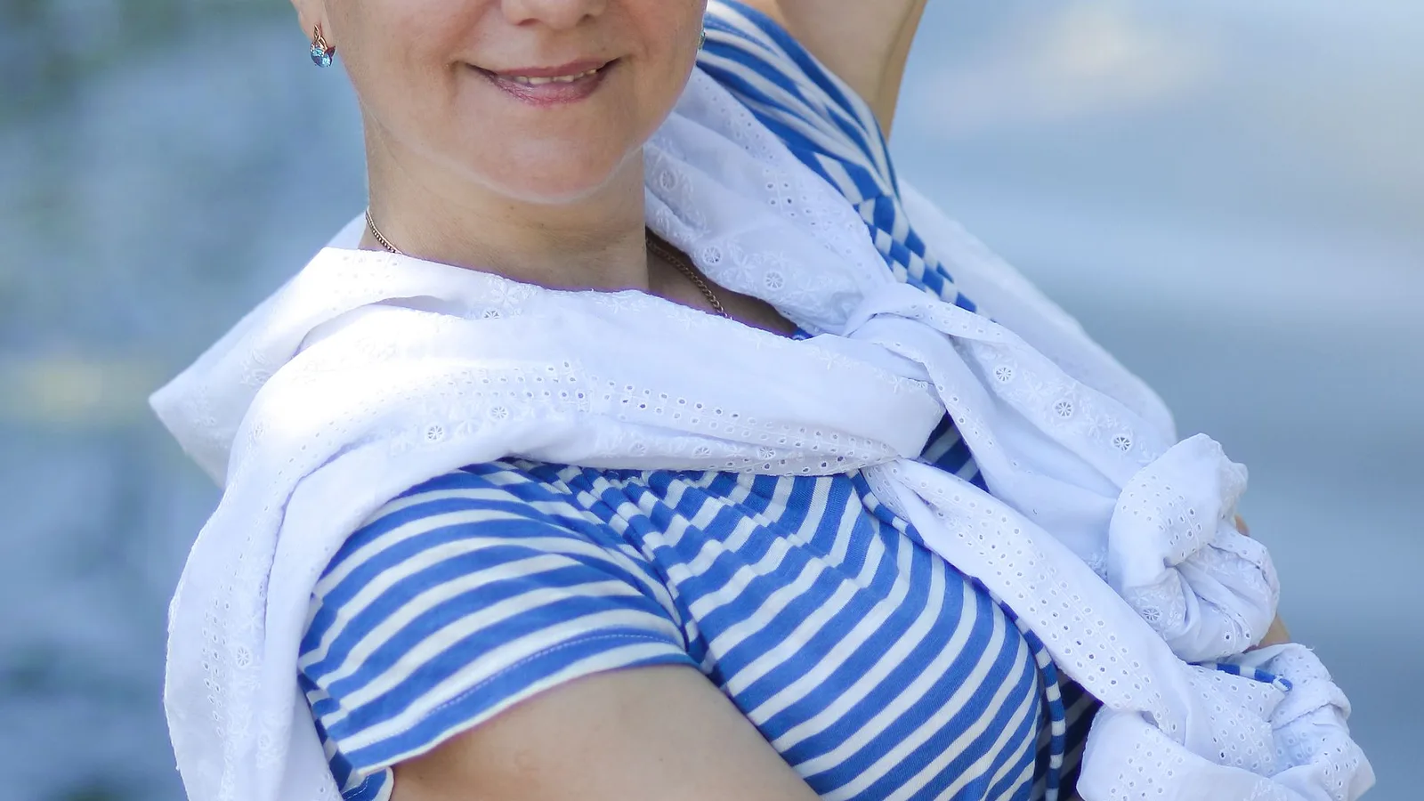 Mulher na menopausa realizando avaliação auditiva em clínica especializada em Fortaleza