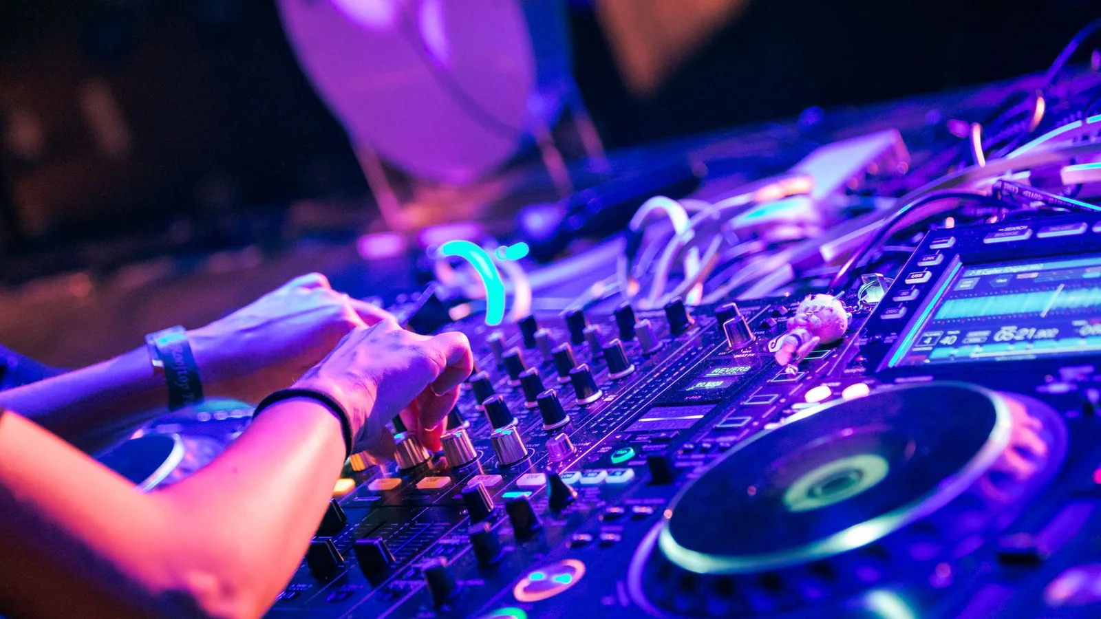 Músico em palco usando protetor auricular personalizado durante apresentação ao vivo