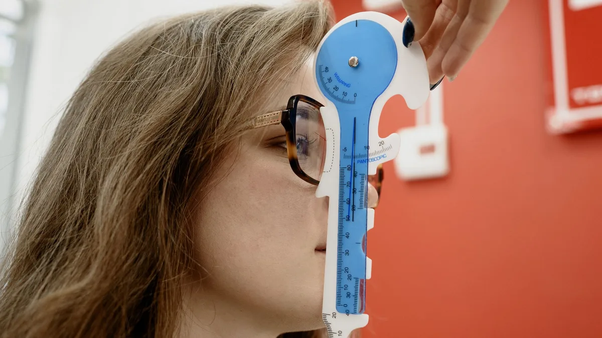 Cliente experimentando armações em loja de ótica