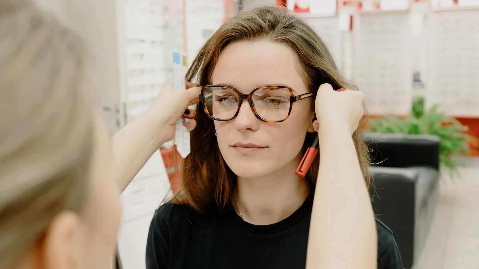 Mulher sentindo tontura ao adaptar óculos multifocal