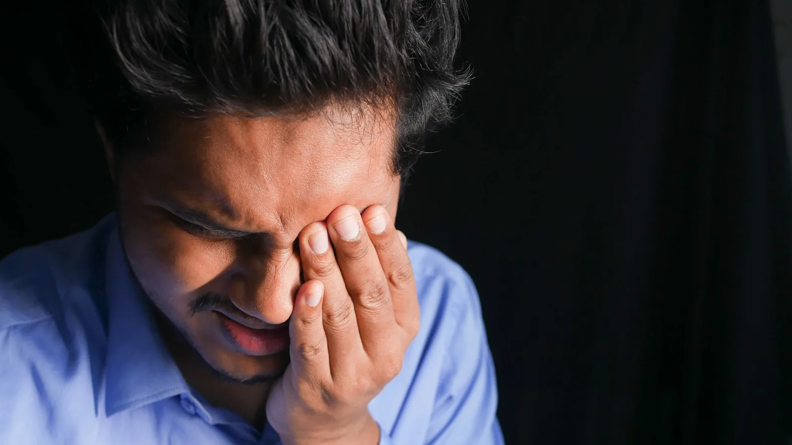 Pessoa coçando os olhos com sinais de alergia ocular