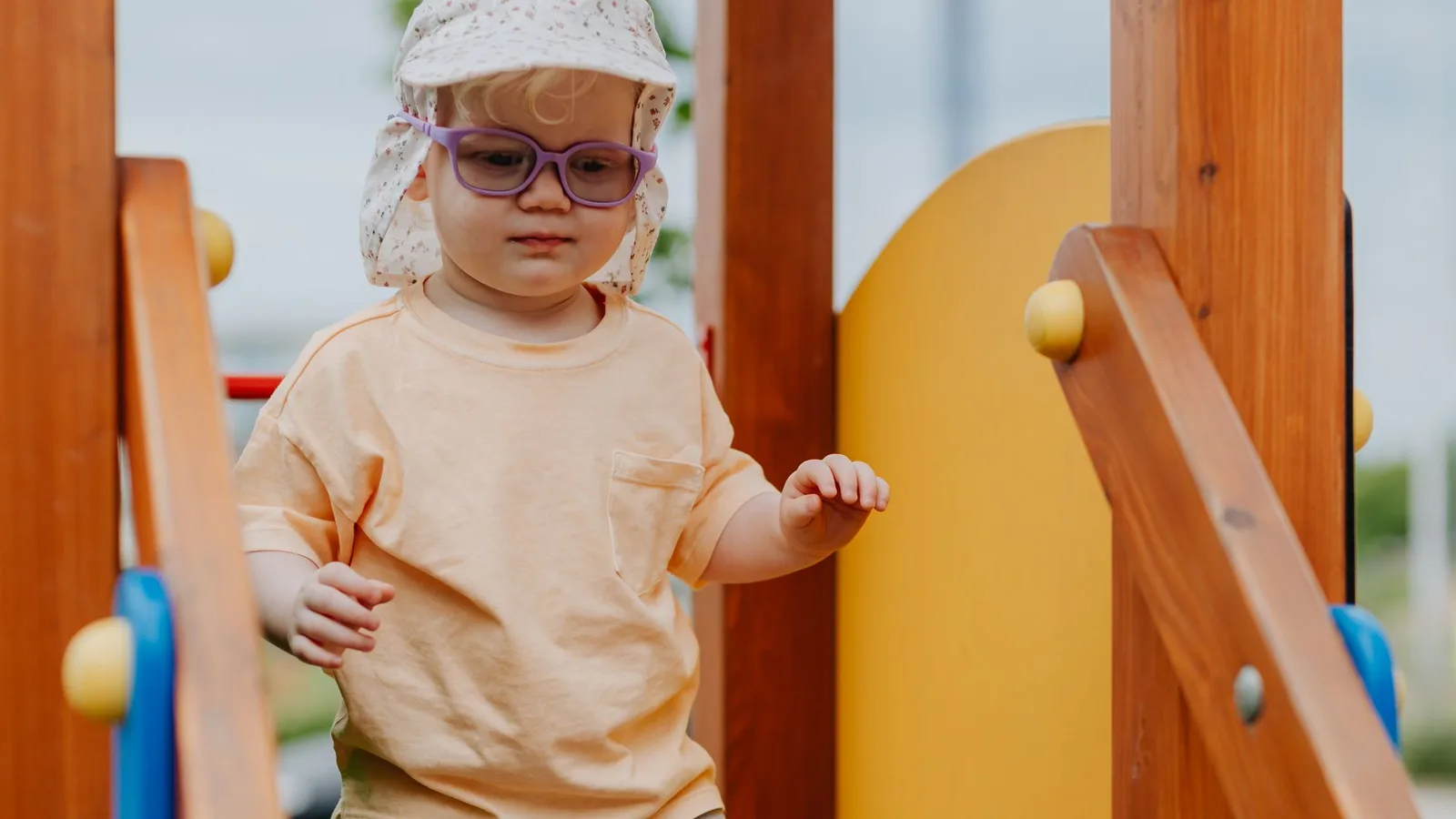 Criança com óculos infantil resistente de material flexível