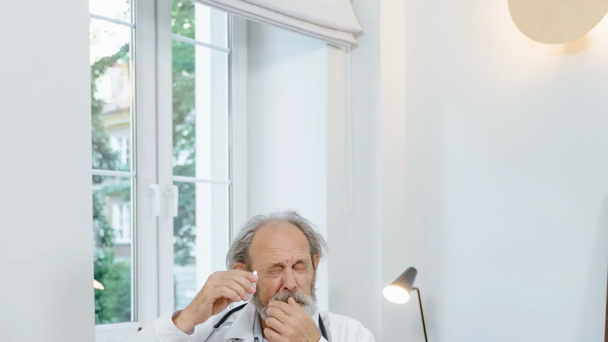 Aplicação de cuidado com colírio para tratar irritação nos olhos