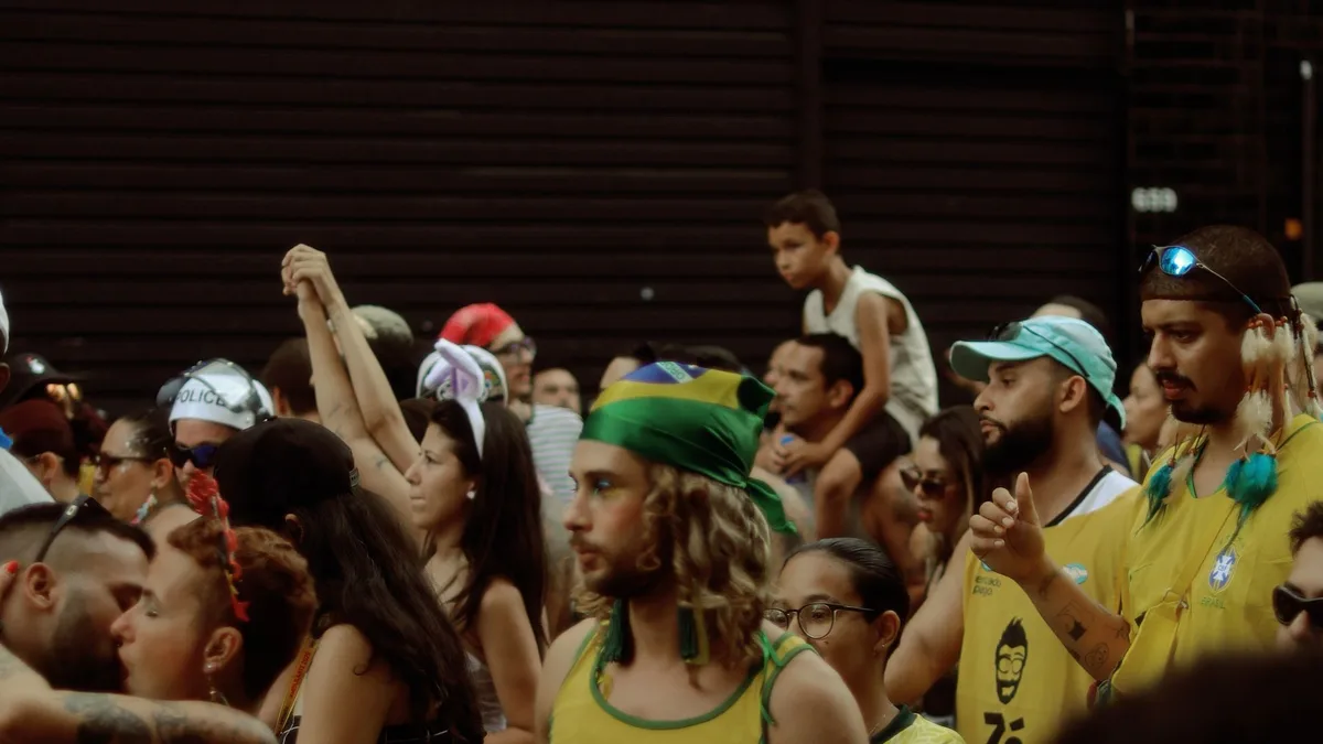 Cordinha de segurança em óculos de sol para folia