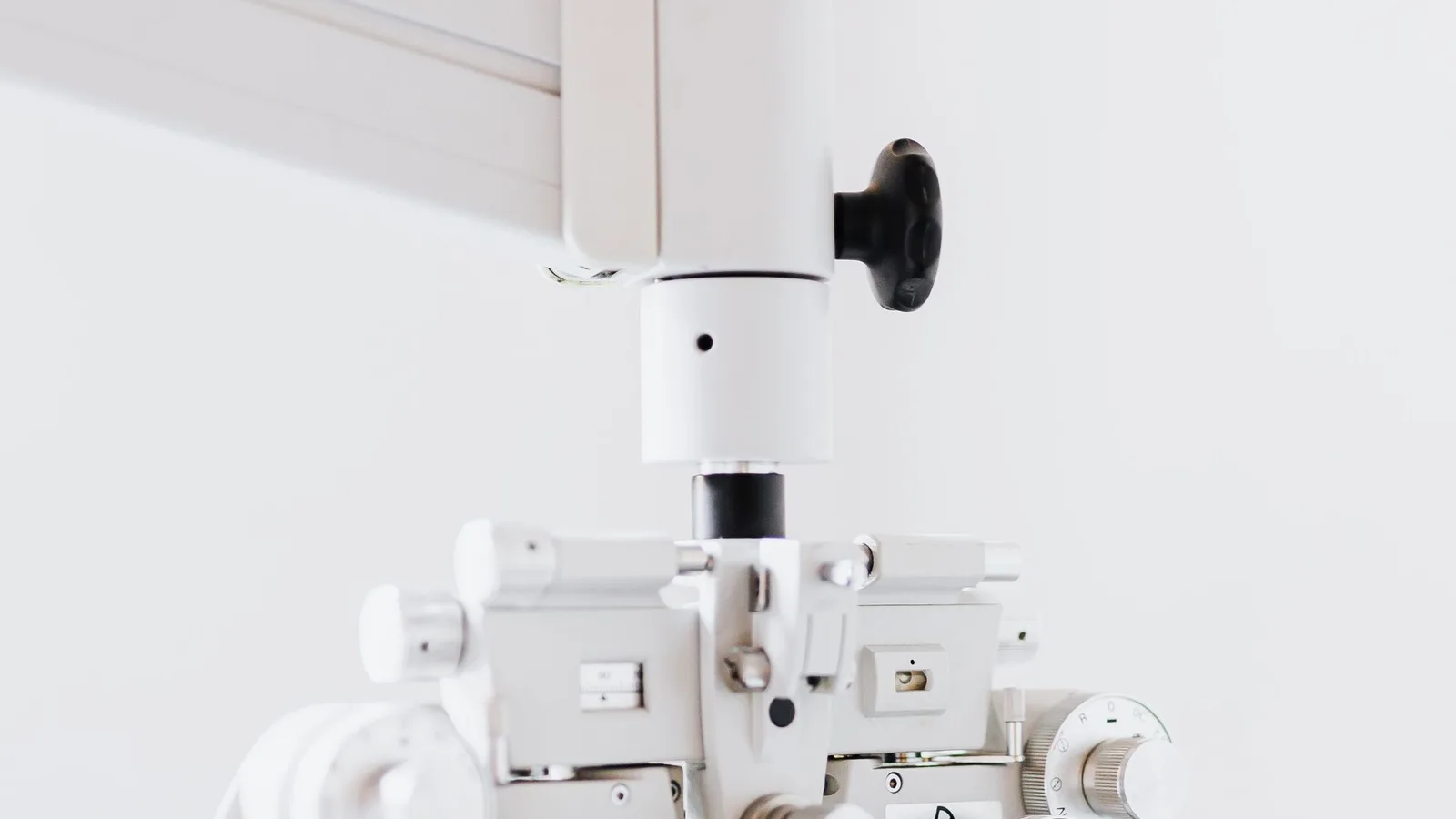 Pessoa jovem realizando avaliação ocular com equipamento de mapeamento de córnea em Fortaleza