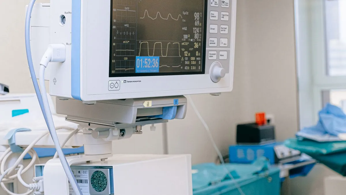 Equipamentos médicos organizados em uma sala de procedimento