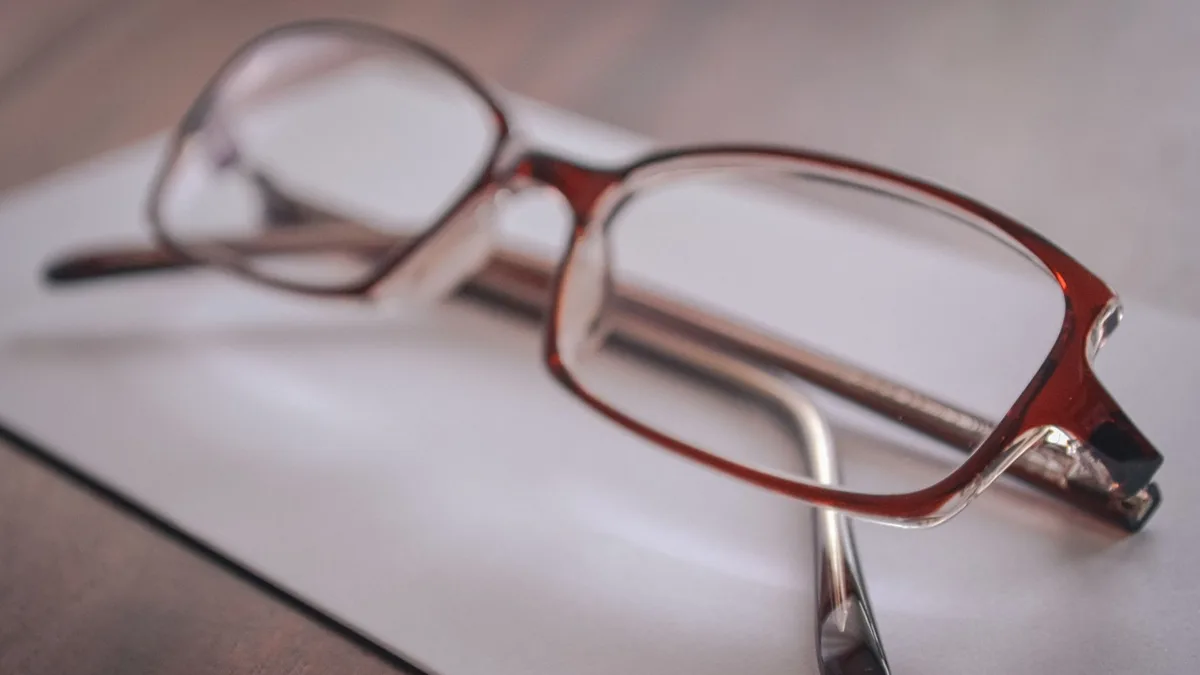 Óculos de grau com lentes demonstrando diferentes campos da receita