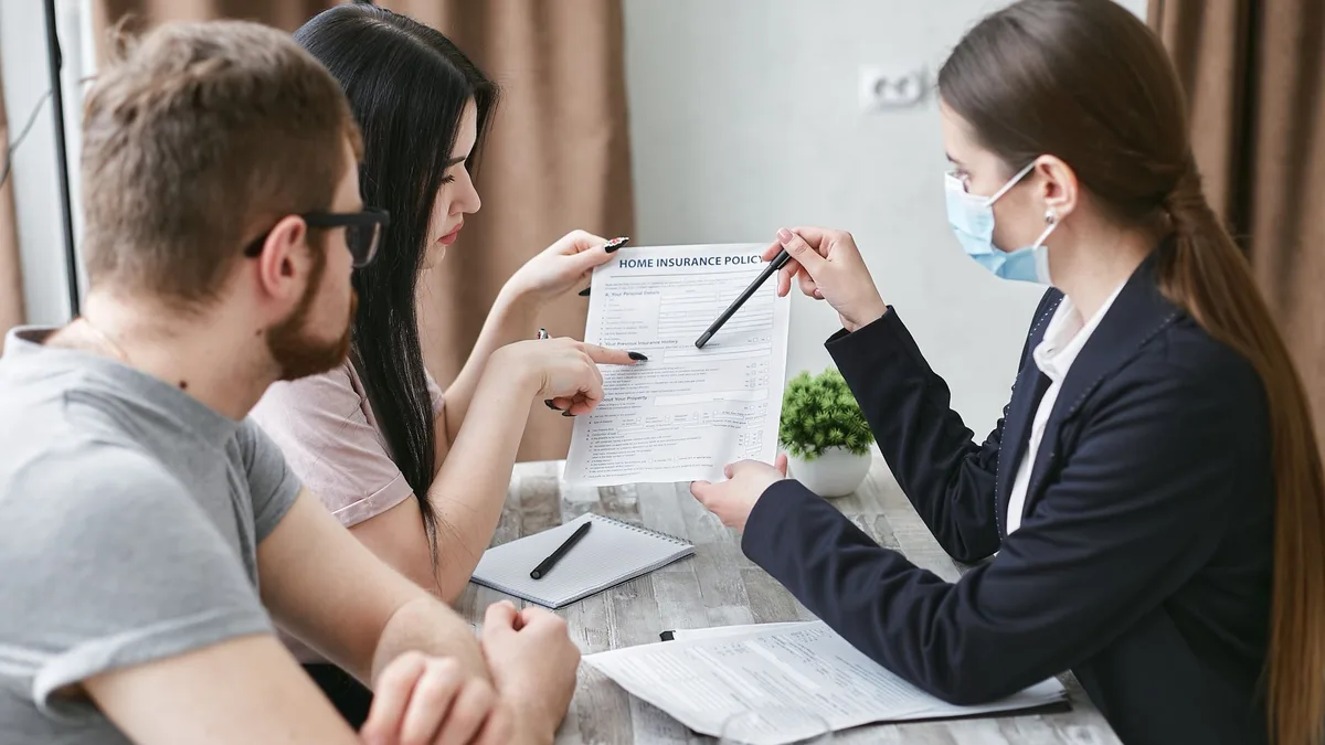 Oftalmologista realizando exame de refração em paciente com equipamento de consultório