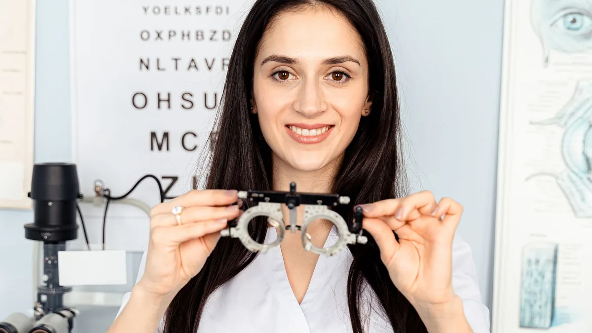 Pessoa realizando exame de vista com optometrista
