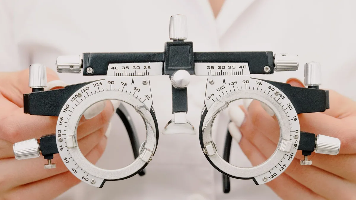 Comparação entre visão normal e visão com degeneração macular, mostrando mancha central e preservação da periferia