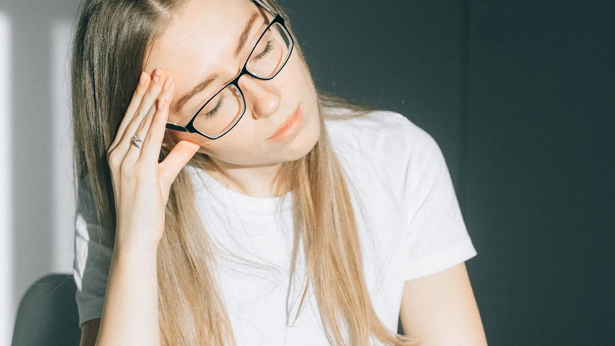 Pessoa esfregando os olhos cansados após usar computador por longas horas