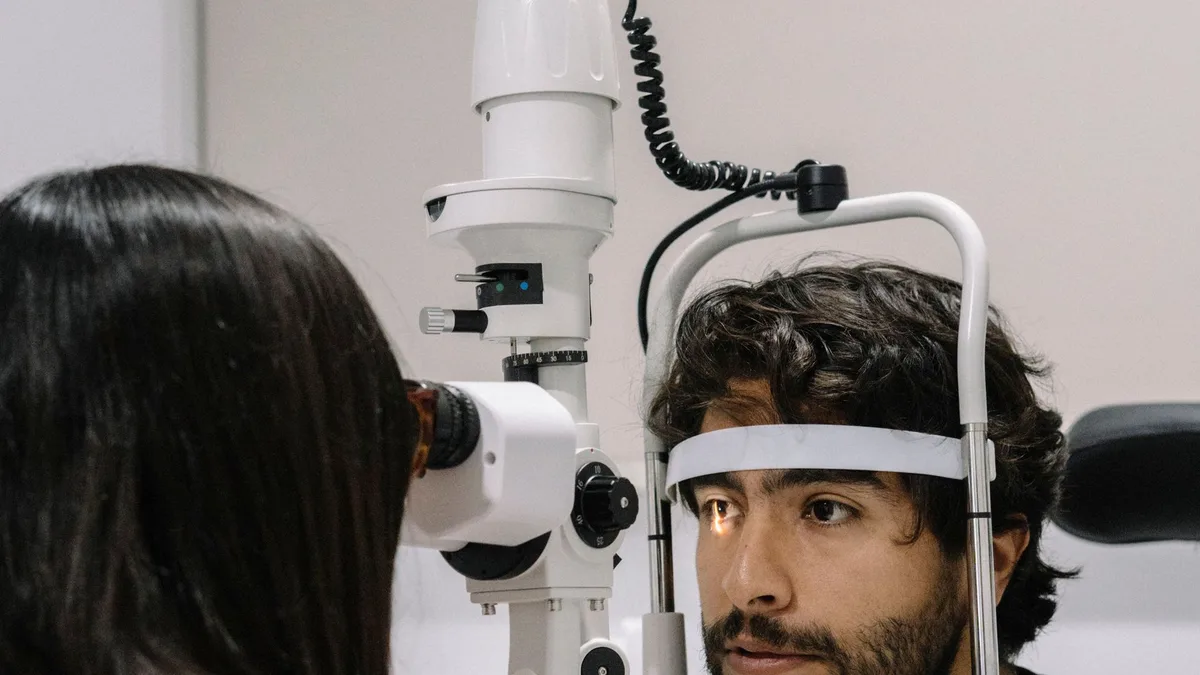 Ótica em Fortaleza com variedade de armações de óculos em exposição