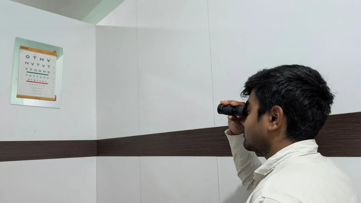 Médico oftalmologista realizando teste de acuidade visual em paciente dentro de clínica