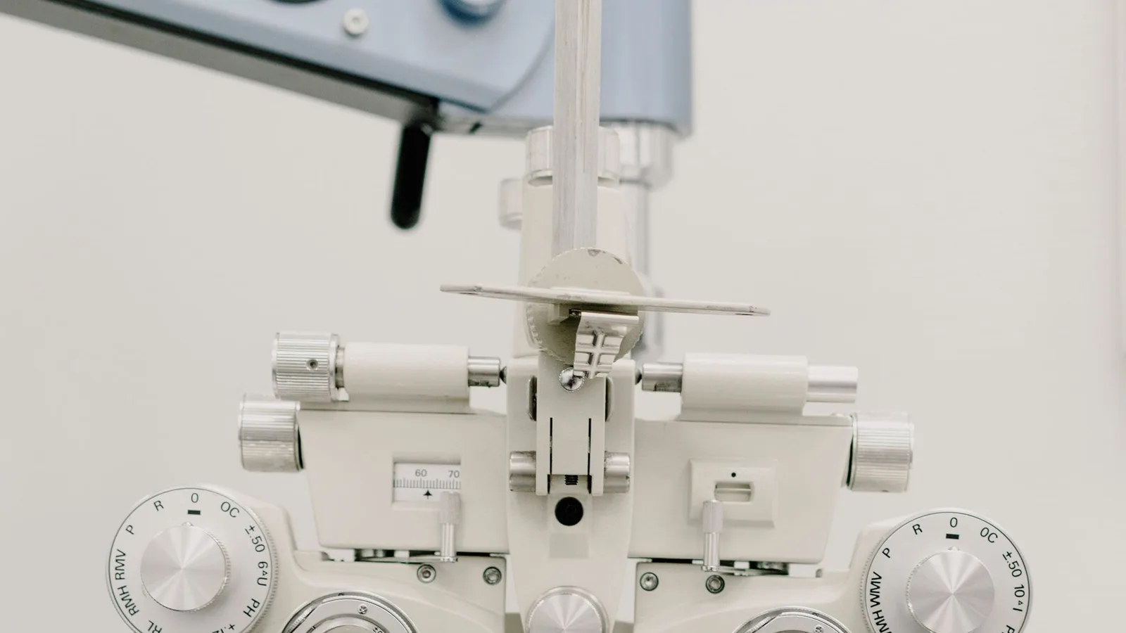 Pessoa realizando exame de vista em clínica com equipamento oftalmológico moderno