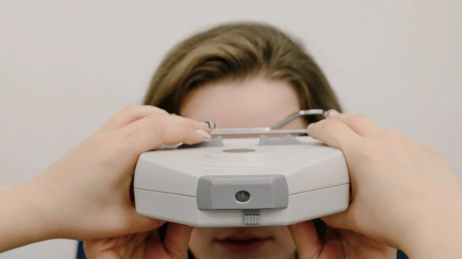Paciente realizando exame de tonometria para medir a pressão intraocular, prevenindo glaucoma