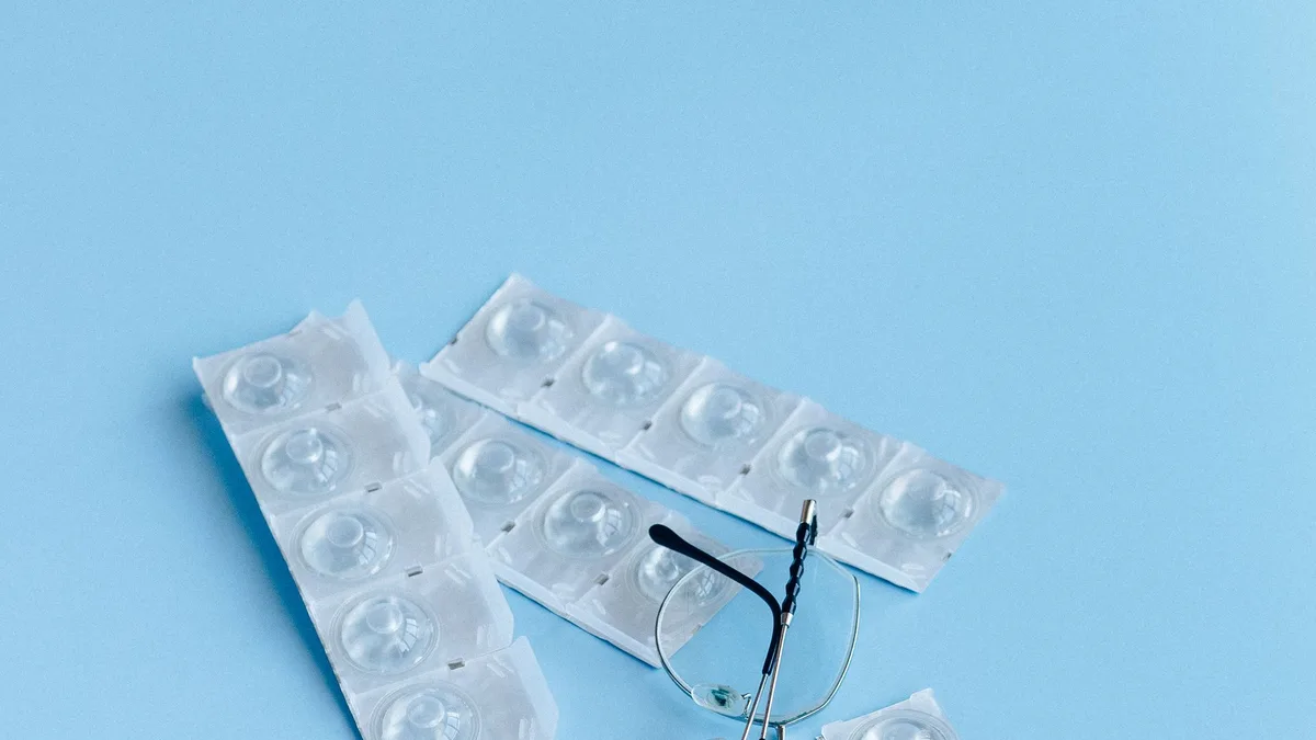 Tipos de lente de contato para olho seco em mesa de avaliação óptica