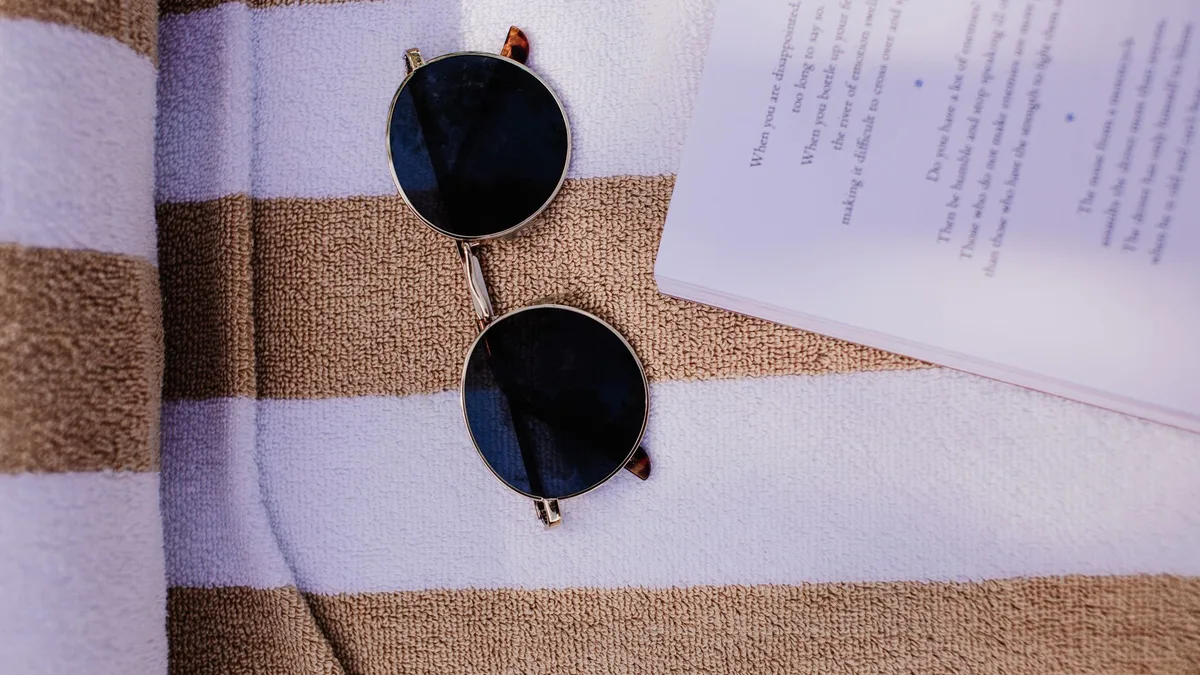 Pessoa lavando as mãos antes de manusear lentes de contato em ambiente claro