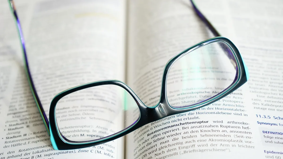 Comparação entre visão de perto e longe com lentes multifocais, mostrando nitidez em diferentes distâncias