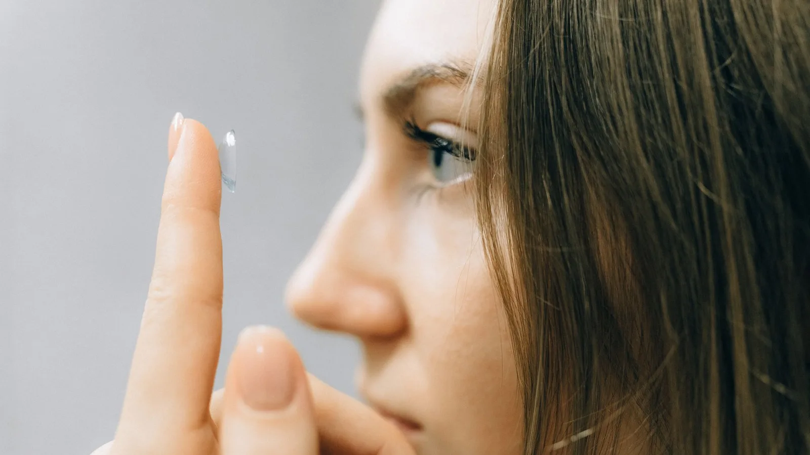 Lentes de contato para astigmatismo sendo colocadas no olho