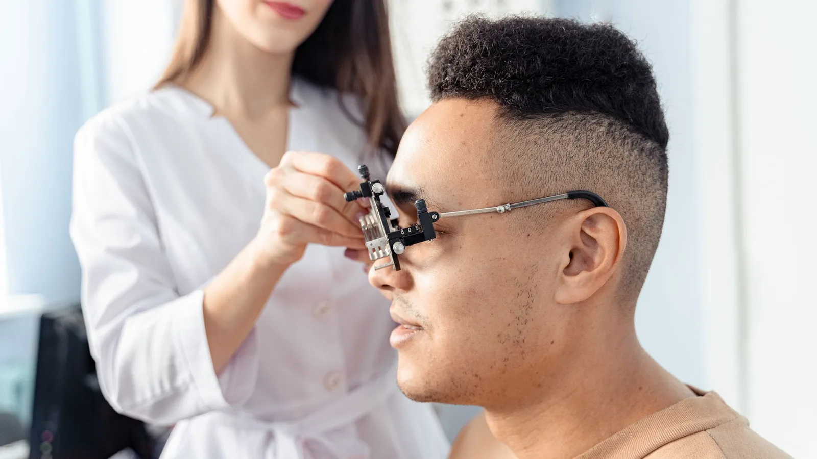 Optometrista mostrando lentes multifocais de diferentes marcas para cliente