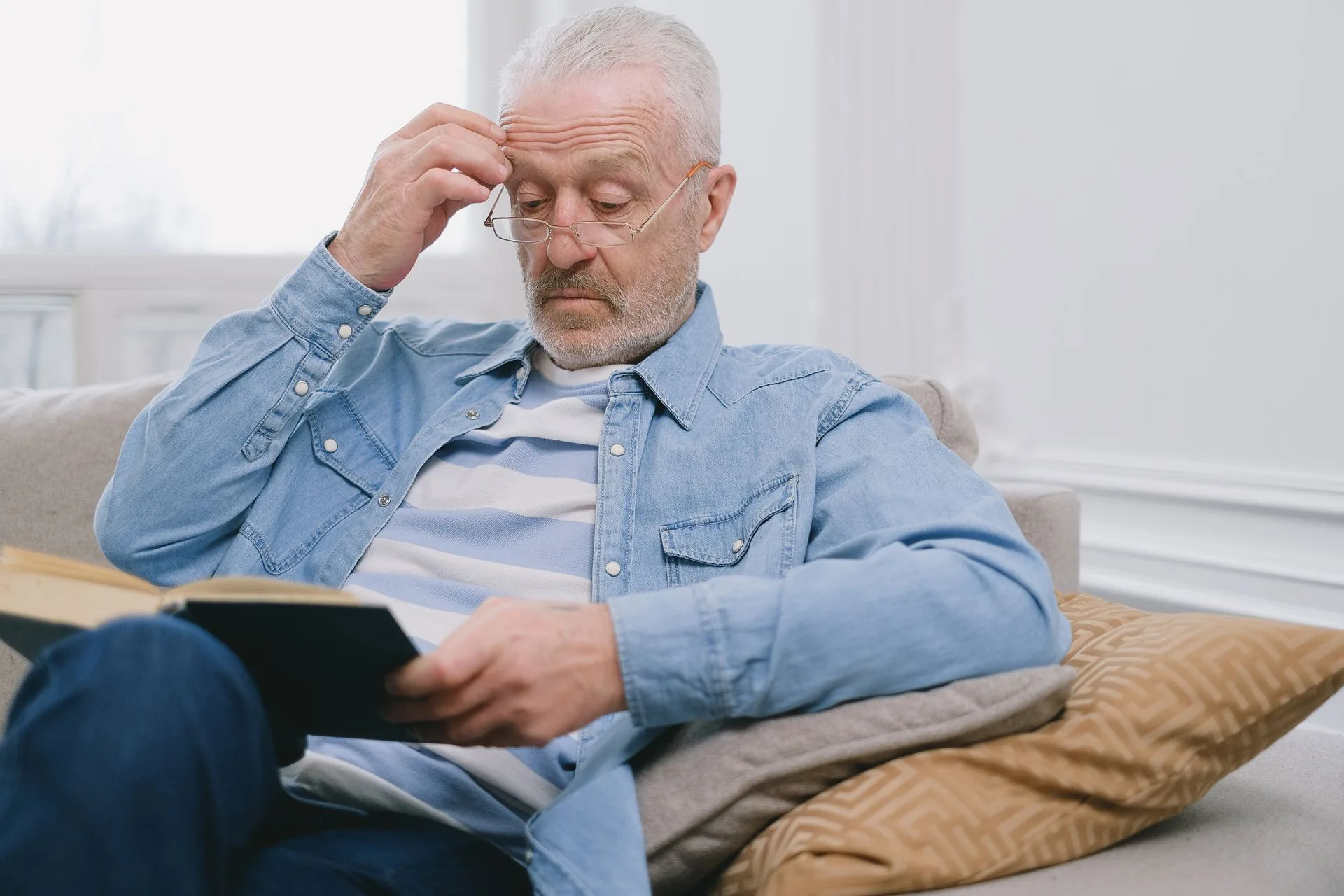 Pessoa segurando óculos multifocal e olhando para a lente