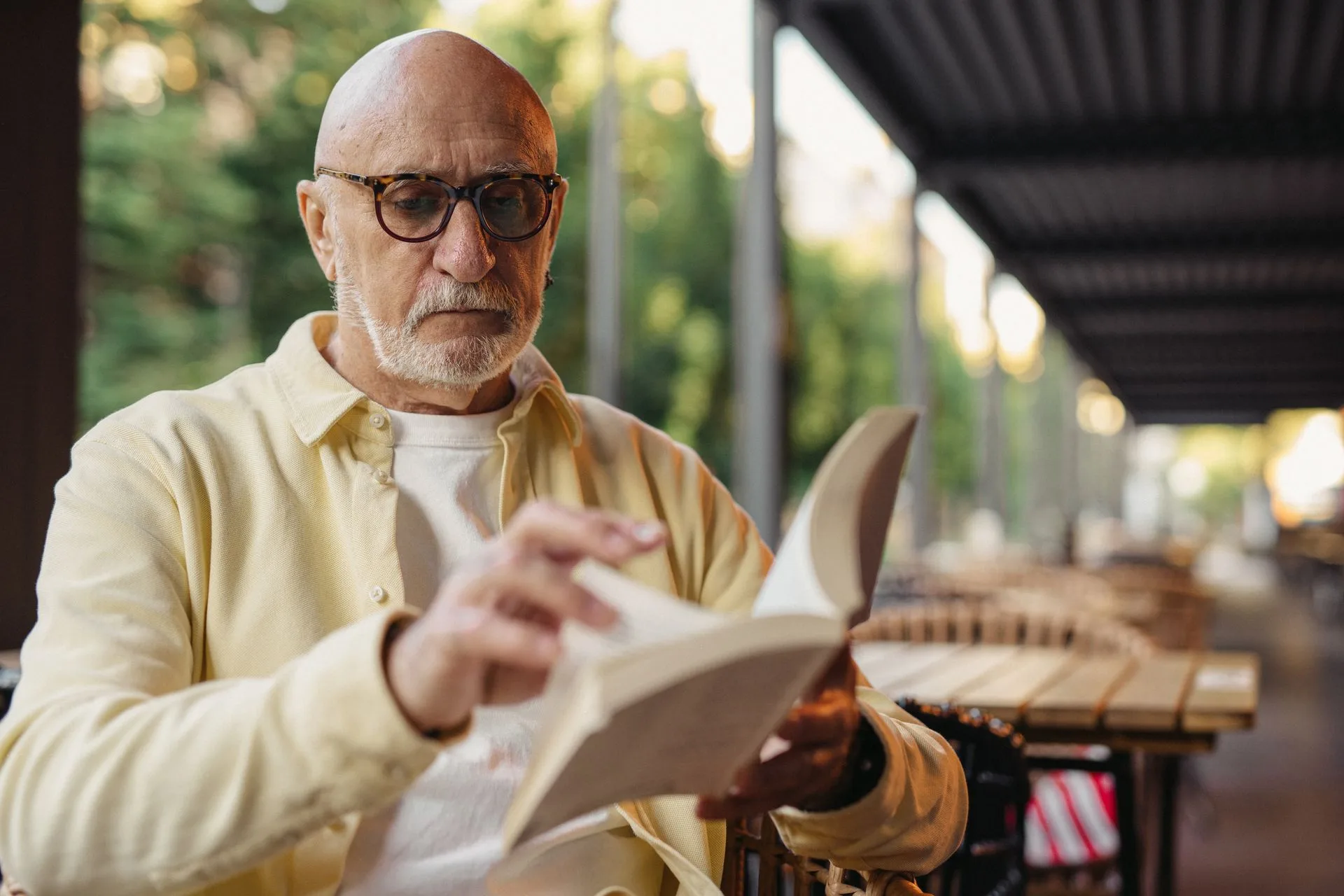 Óculos multifocal sobre a mesa com lentes progressivas visíveis