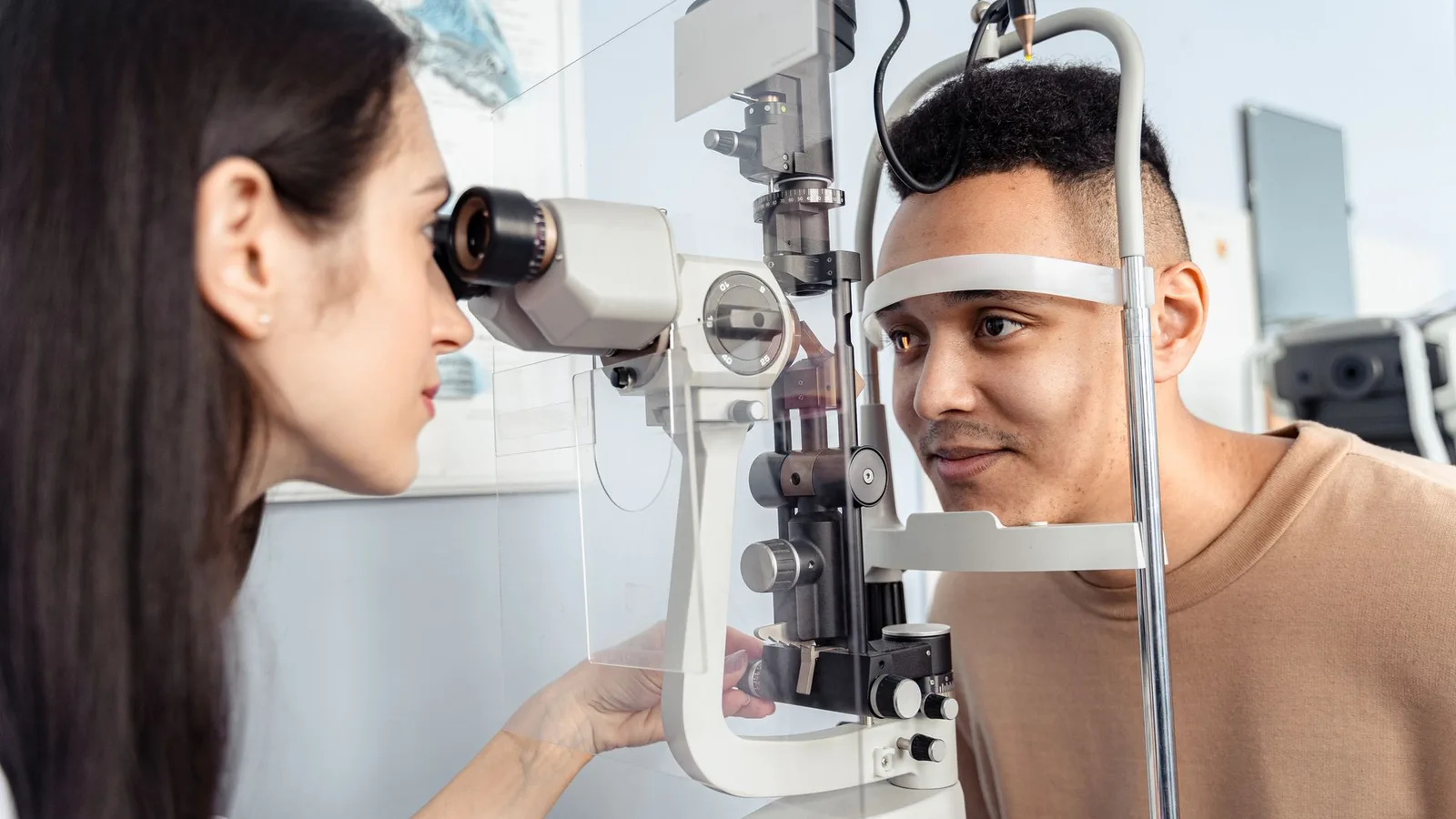 Homem adulto realizando exame de vista em clínica oftalmológica durante o Novembro Azul