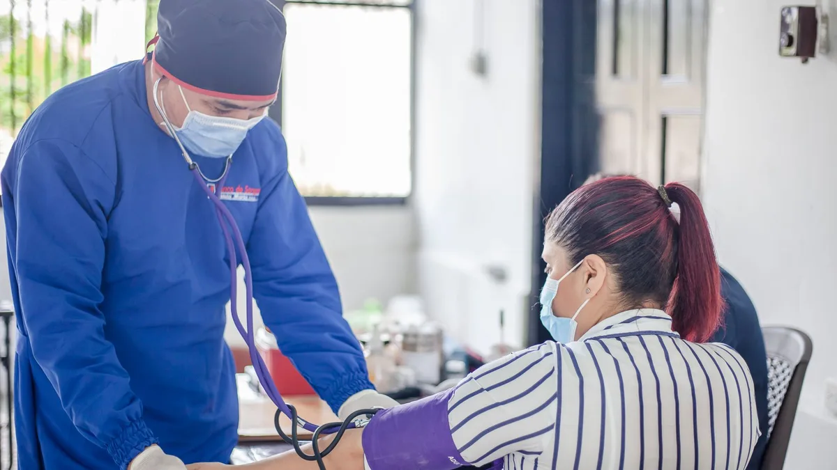 Profissional orientando cliente na escolha de óculos de grau