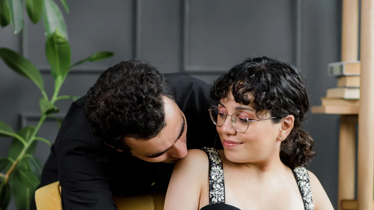 Óculos e lentes de contato sobre uma mesa, simbolizando a escolha entre eles durante a gravidez.