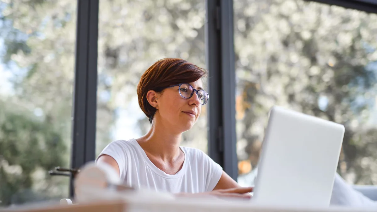 Optometrista realizando exame de vista focado no uso de telas de computador