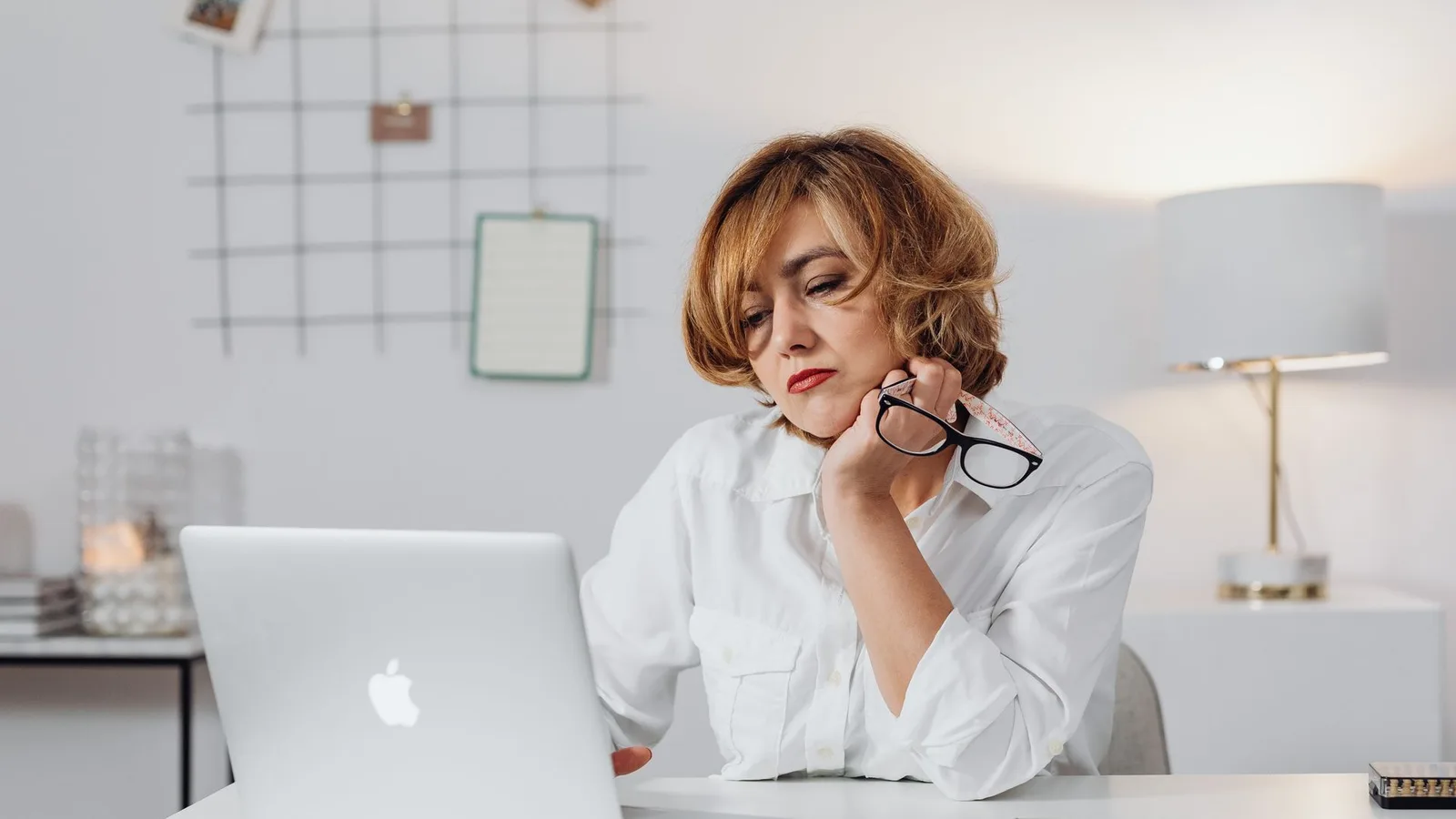 Pessoa usando óculos de grau para computador em home office confortável