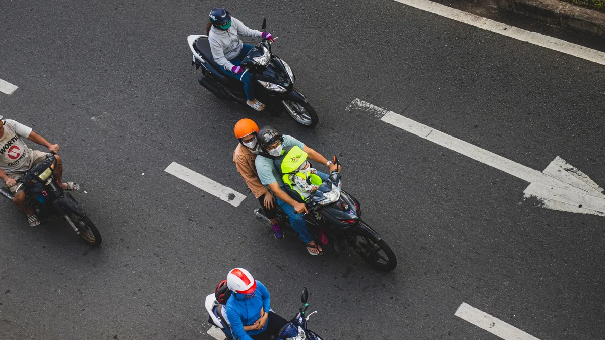 Motociclista ajustando óculos de grau antes de colocar capacete