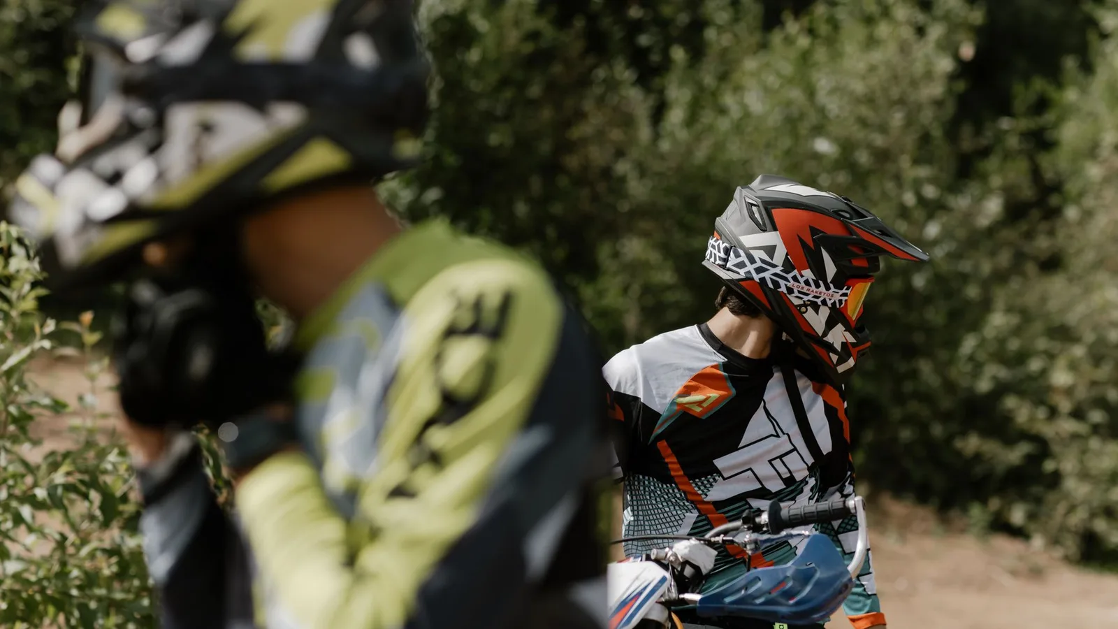 Óculos de grau para motociclista com capacete aberto e armação fina