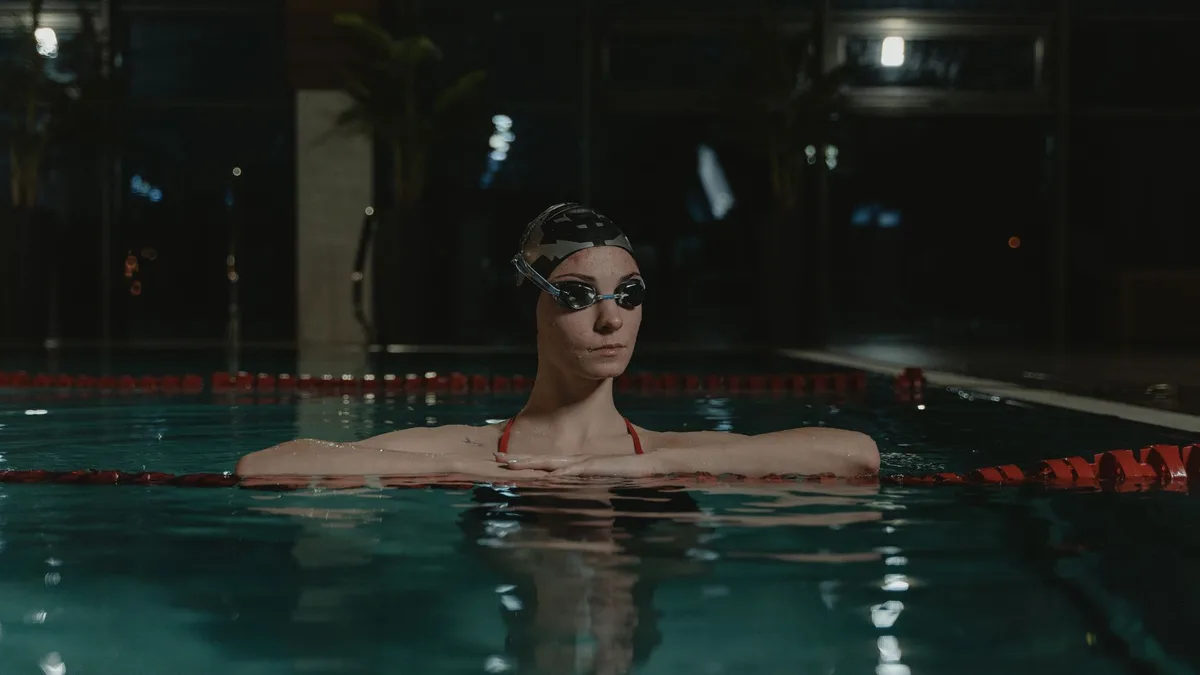 Nadador usando óculos de natação com grau em piscina