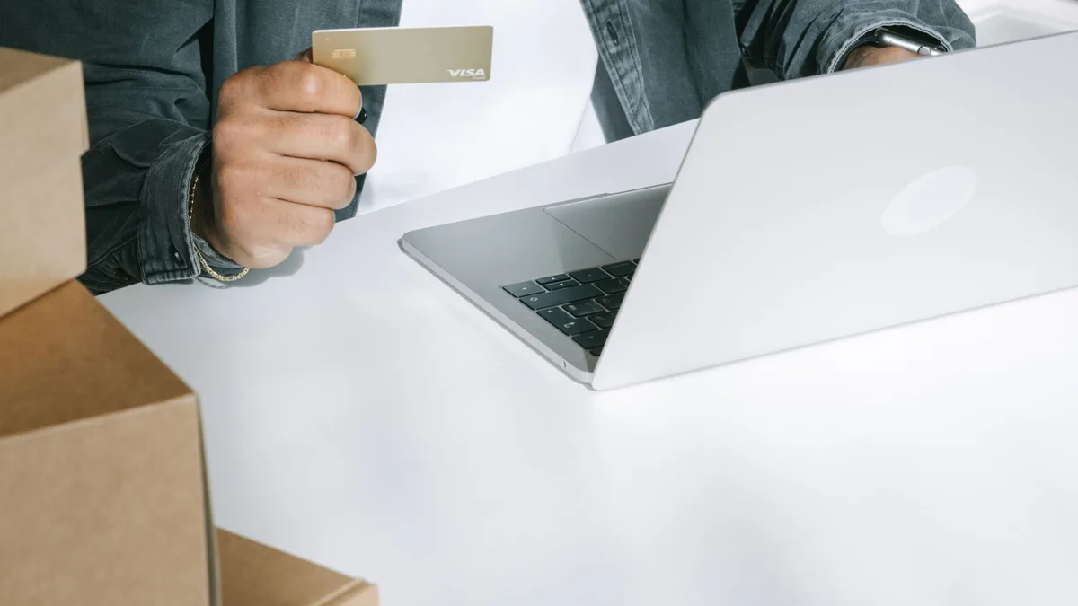 Profissional de ótica ajustando óculos no rosto de cliente