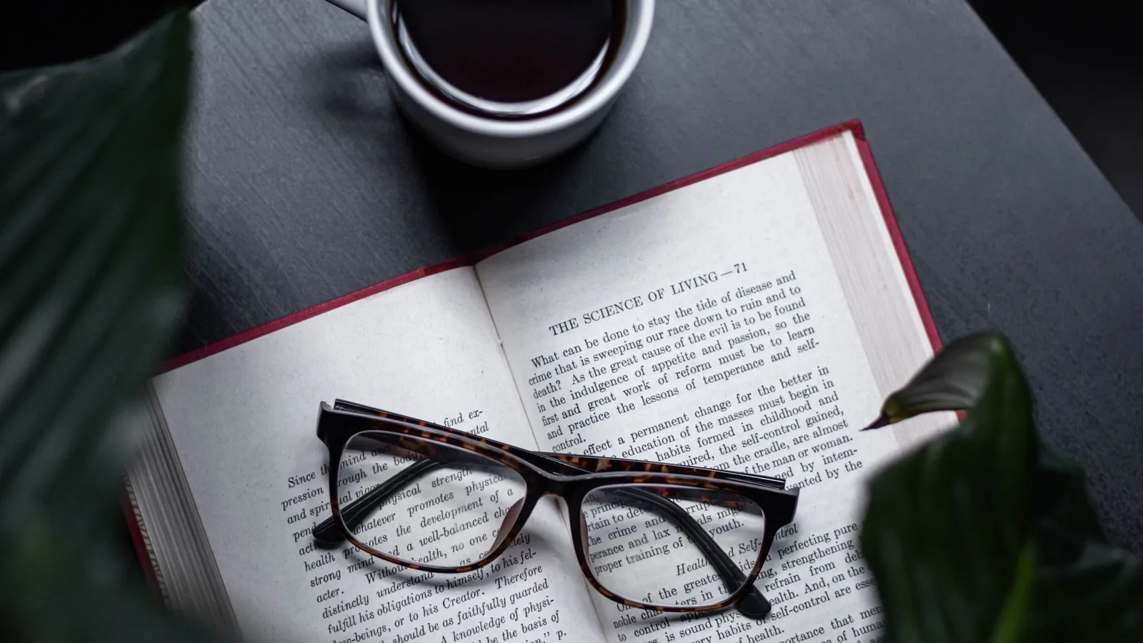 Comparação entre óculos de leitura pronto de farmácia e óculos de grau sob medida sobre a mesa