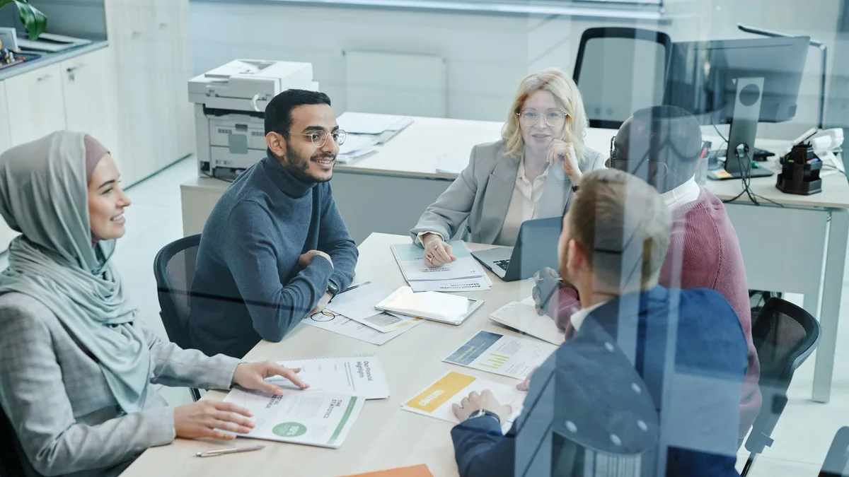 Equipe de atendimento corporativo da Ótica em Fortaleza pronta para receber empresas