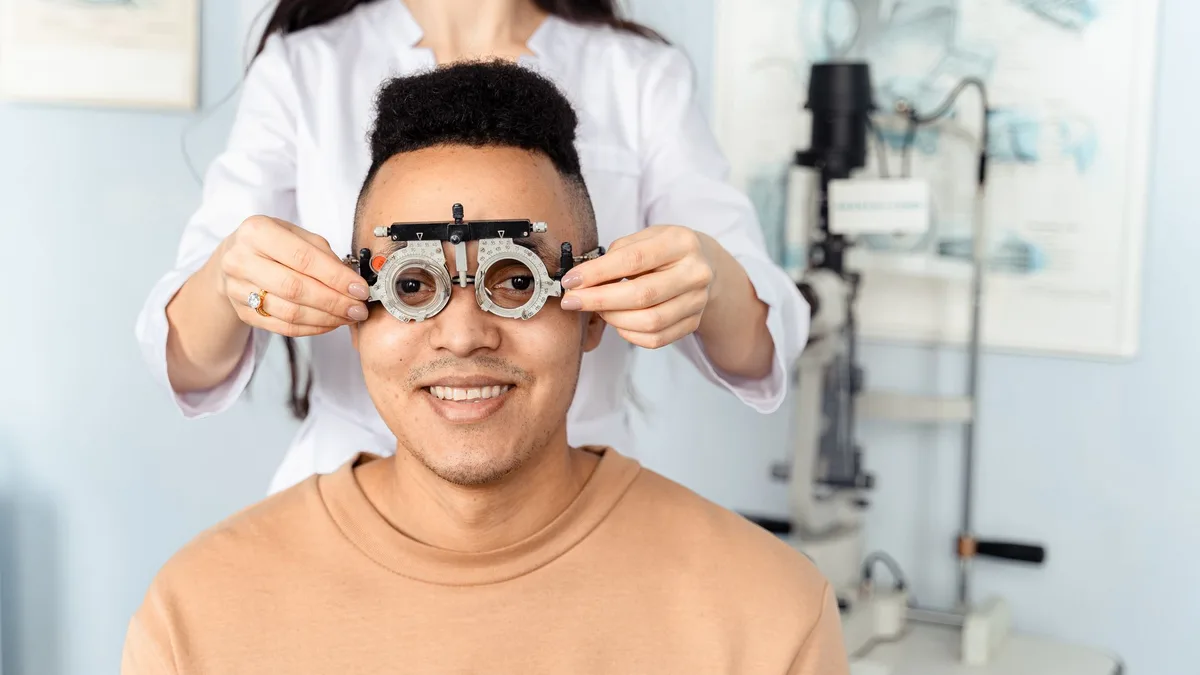 Exame de vista ocupacional sendo realizado em clínica oftalmológica