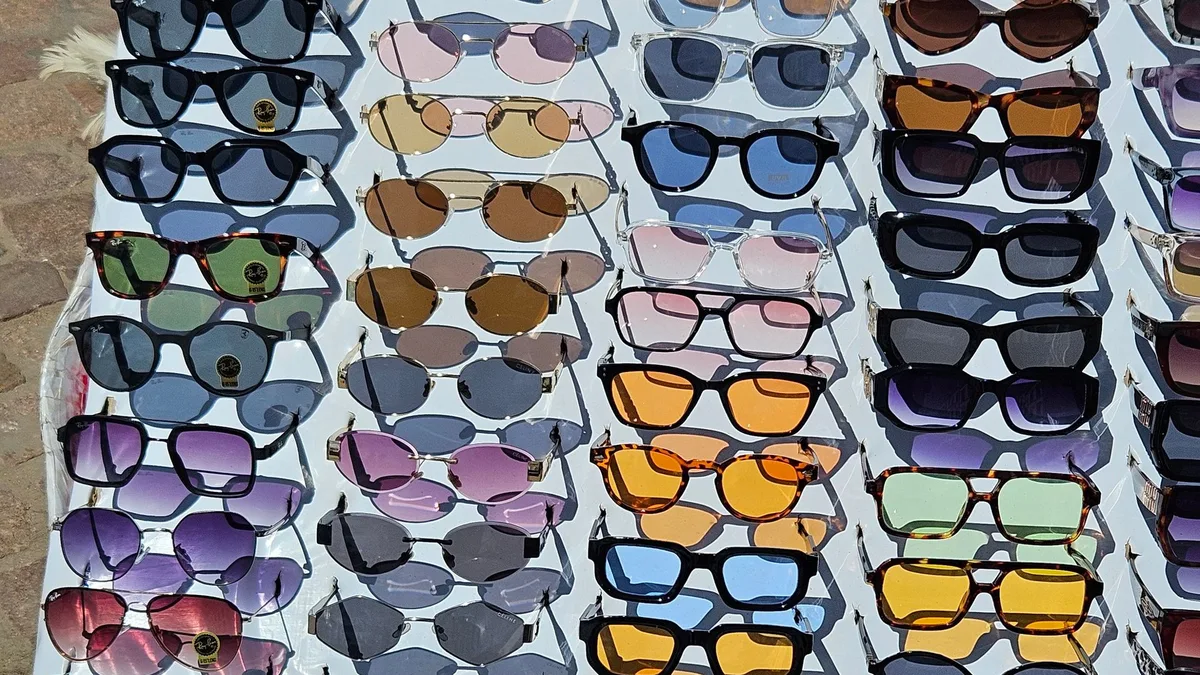 Comparação entre lente de óculos falsificado e lente original com proteção UV real