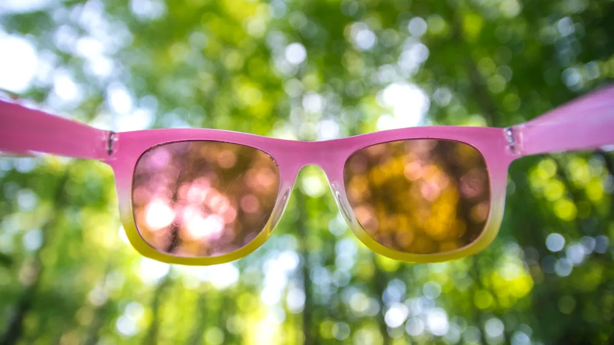 Diferentes categorias de lentes de óculos de sol sobre uma mesa
