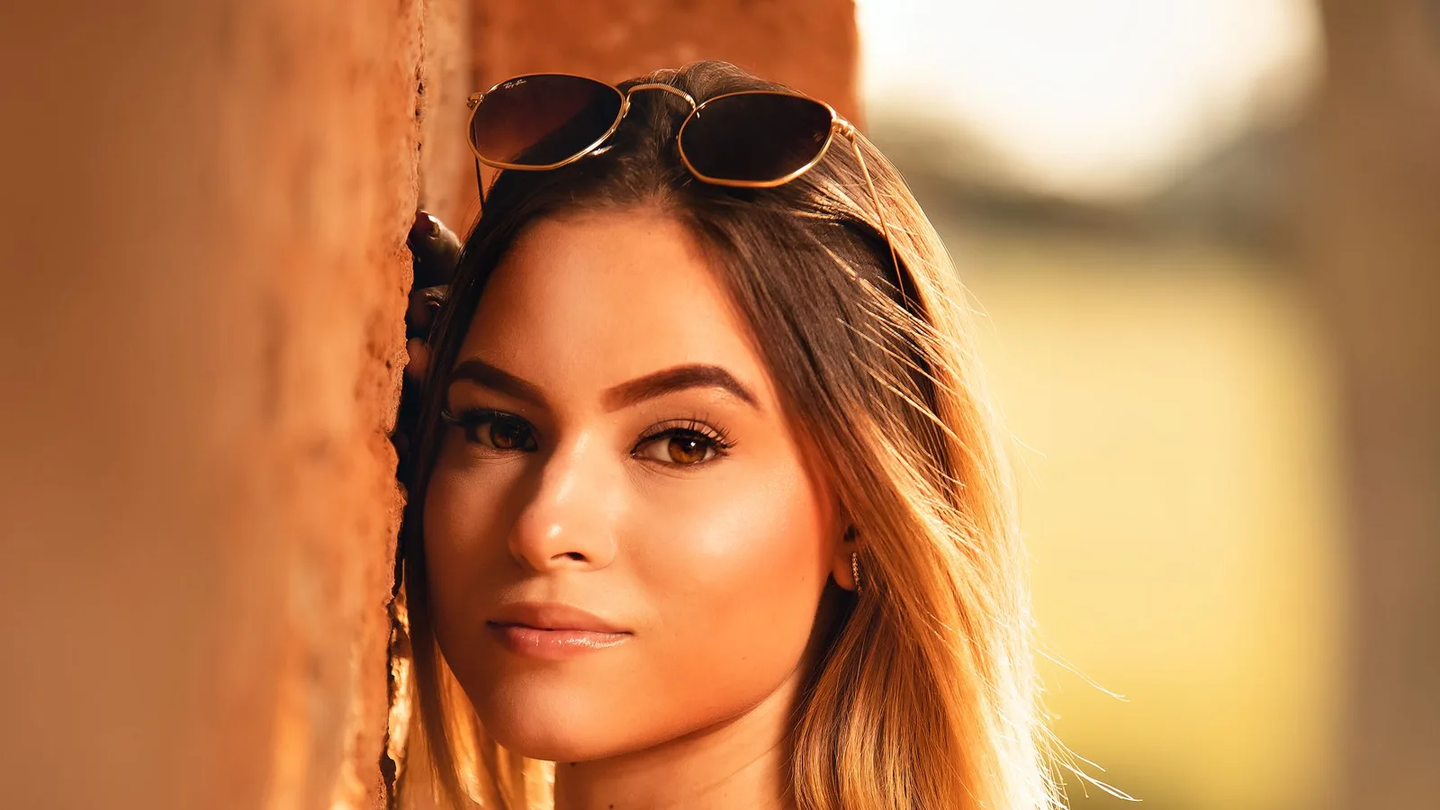 Pessoa com óculos de sol protegendo os olhos da luz intensa em ambiente externo