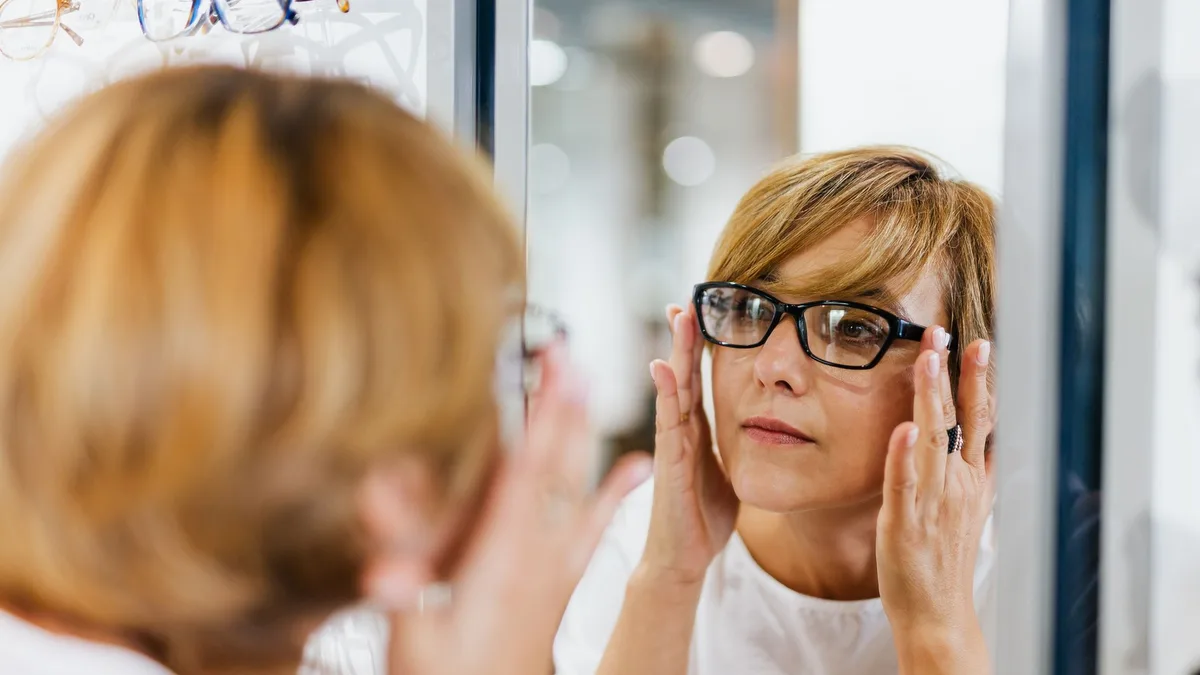 Lente bifocal com linha visível em close