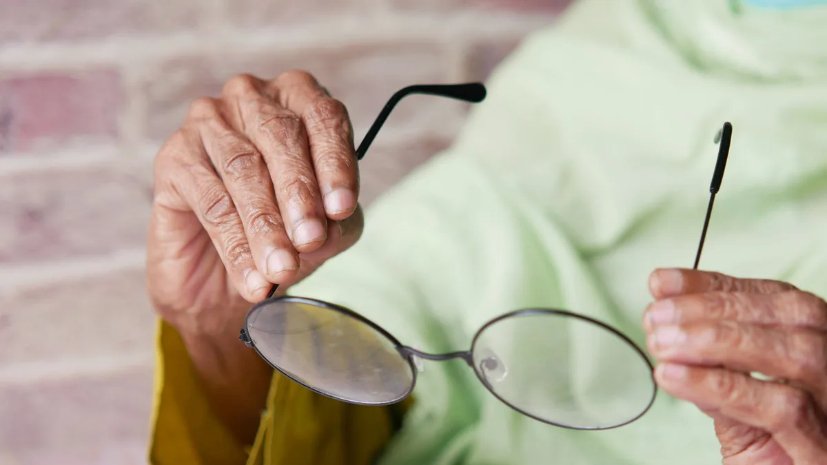Exame de vista em ótica para avaliar presbiopia