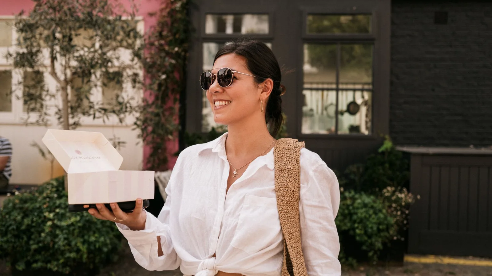 Modelo feminina usando óculos de sol em ambiente urbano