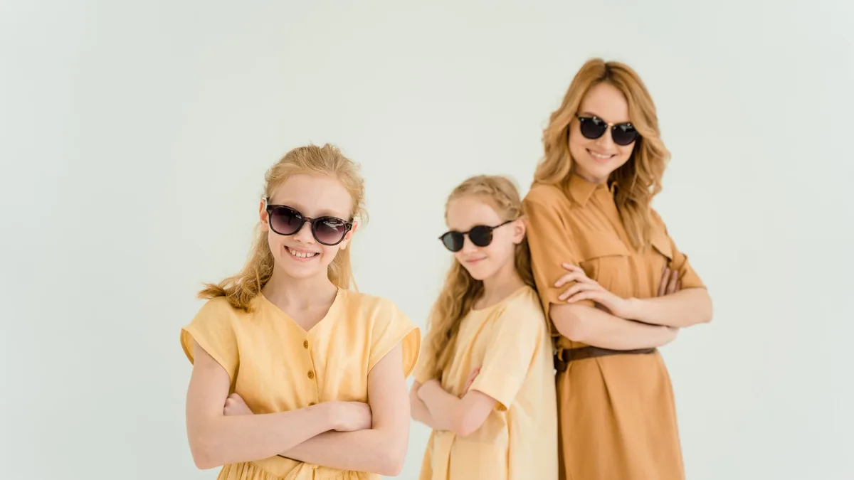 Óculos de sol feminino com lentes escuras e proteção UV em close